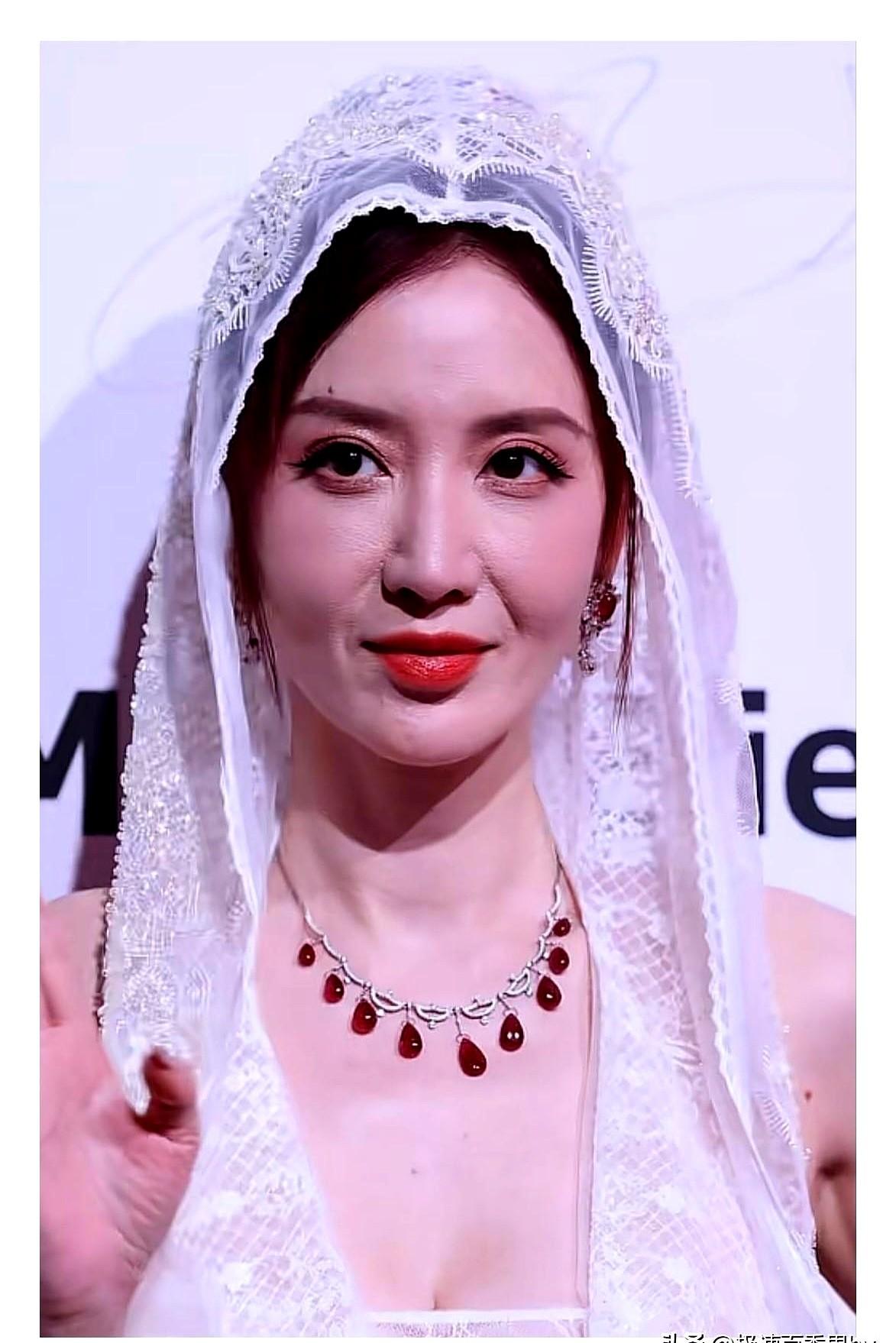 上海时装周这回可真有意思！张萌和刘芸居然穿了同款白色透视礼服，一前一后亮相，