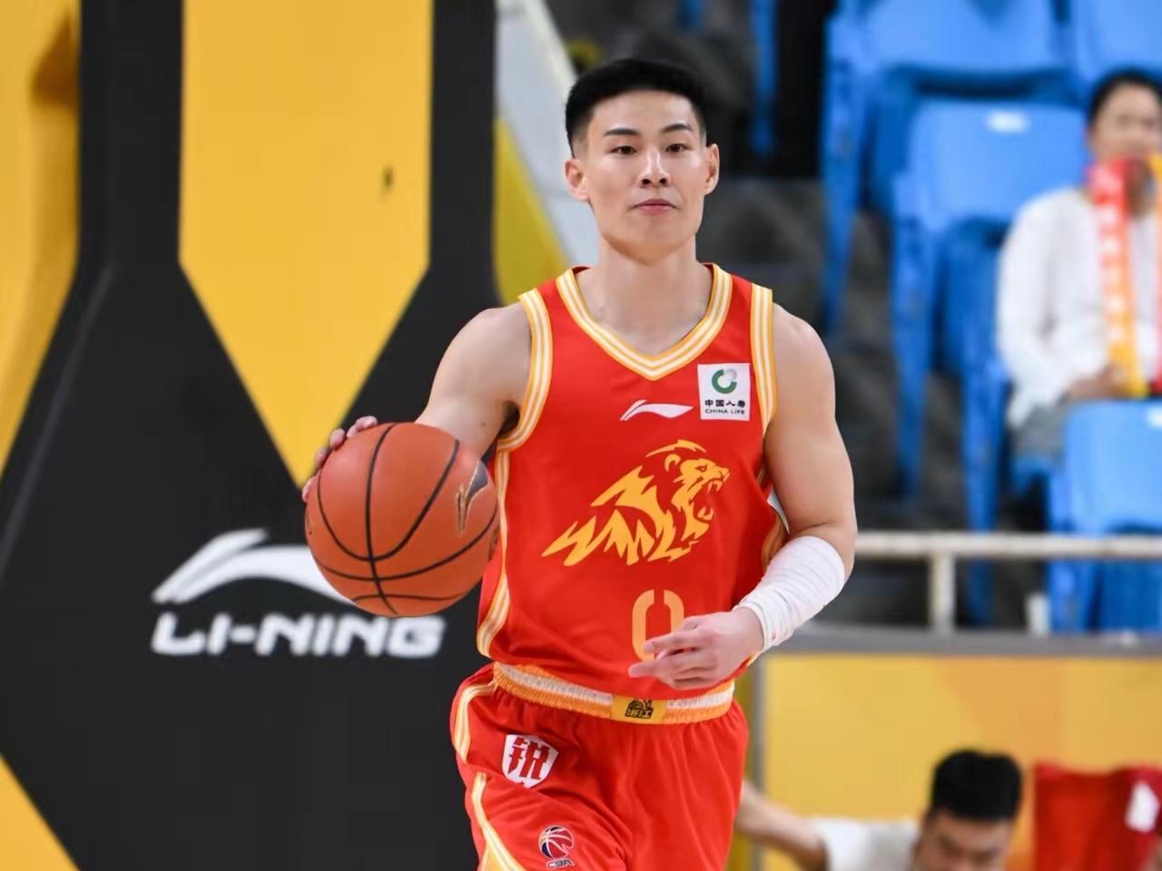 G4林秉圣取代孙铭徽首发才是赢球的关键。林秉圣本场发挥出色，表现非常全面，出场3