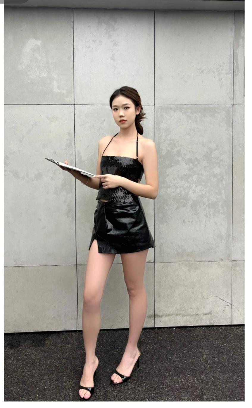 脚上这鞋看着走路很不方便。