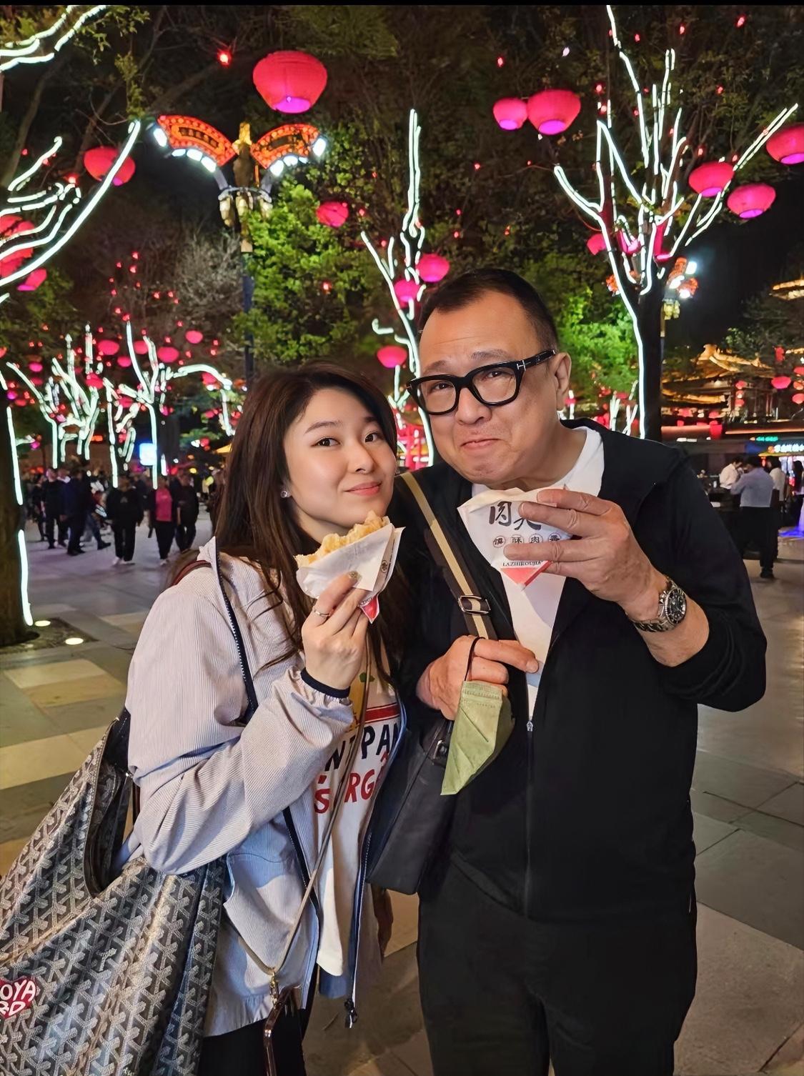 77岁TVB老戏骨许绍雄病危谁能想到，这位荧幕上潇洒的“欢喜哥”，此刻最放不