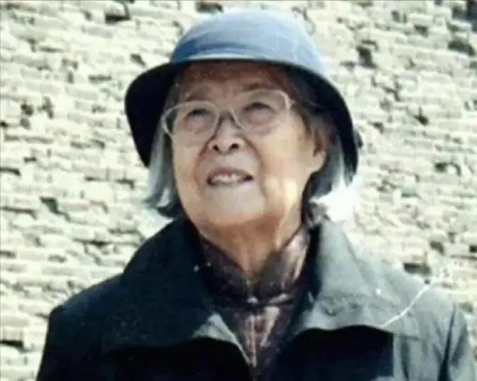 2007年，83岁傅冬菊离世，傅作义永远不知，她葬礼有多冷清。傅冬菊的一生
