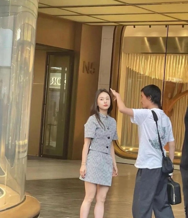 万万没有想到，女神现实中居然那么矮，白瞎我看了十几年电视，现在才知道。