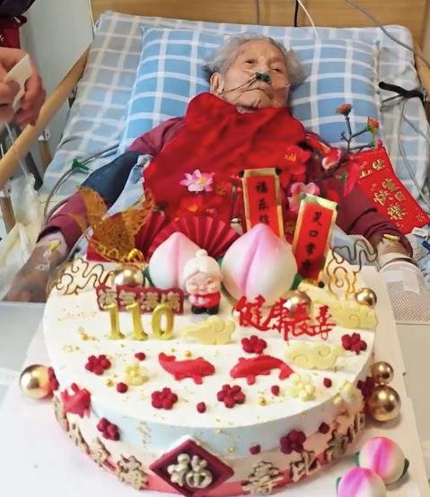 世纪同框满是温情，江苏常州的百岁老人书写着最动人的家族幸福。（个人观点仅供参考