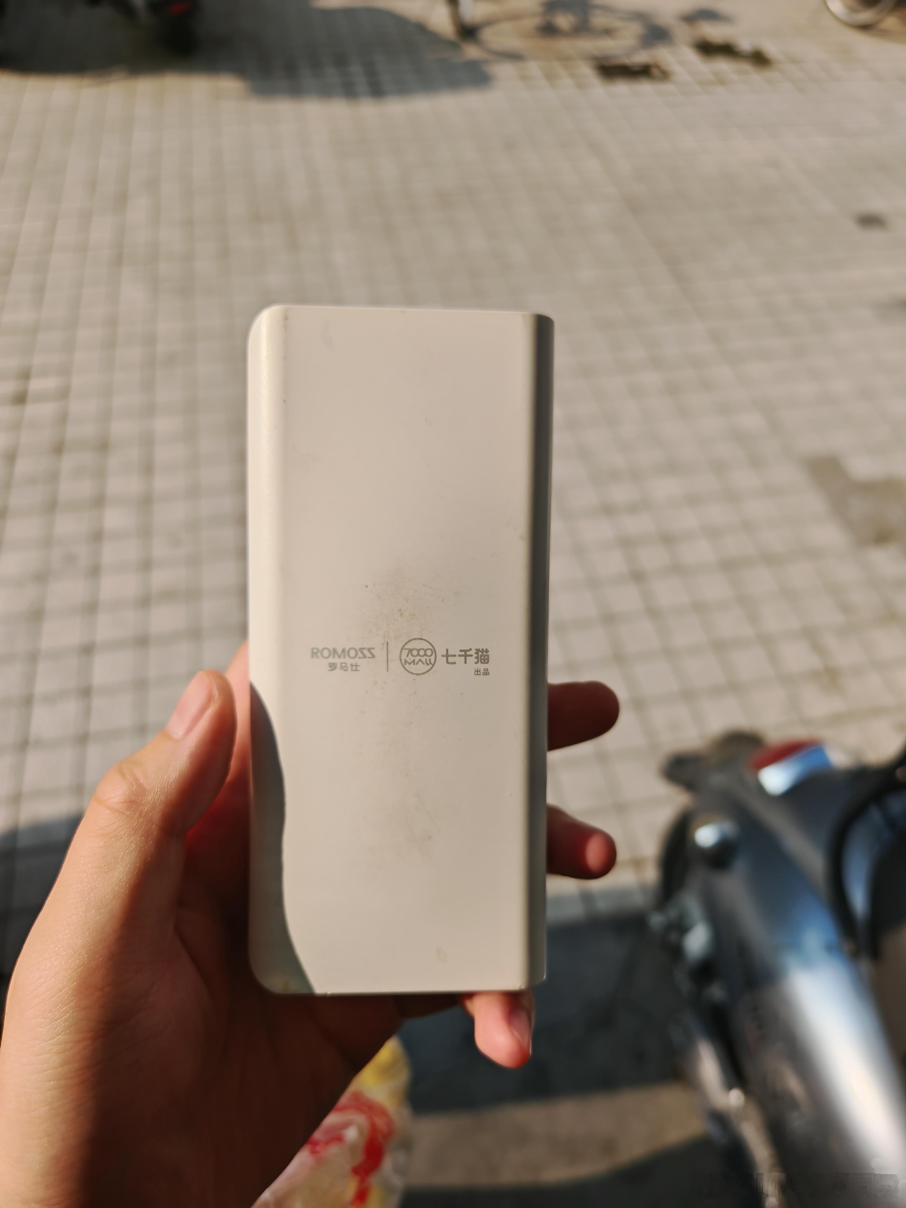 家里的罗马仕充电宝鼓包了，弟弟想找专门扔这种电子产品的垃圾桶都找不到，贴个纸条放