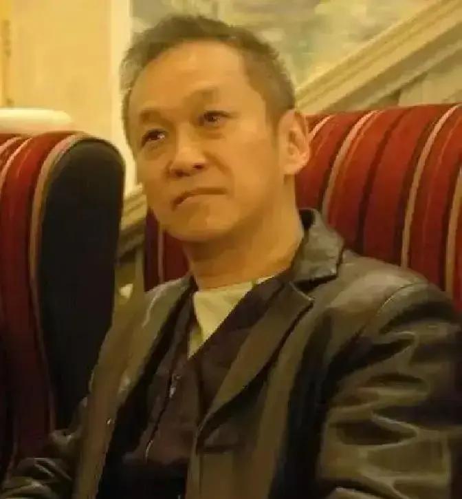 成龙以前的司机，正在干一件震动香港电影圈的大事。不是当导演，而是“抢救”。