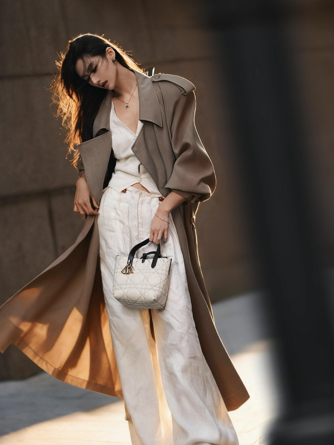 今日look是浅灰绿风衣➕白色棉麻套装！