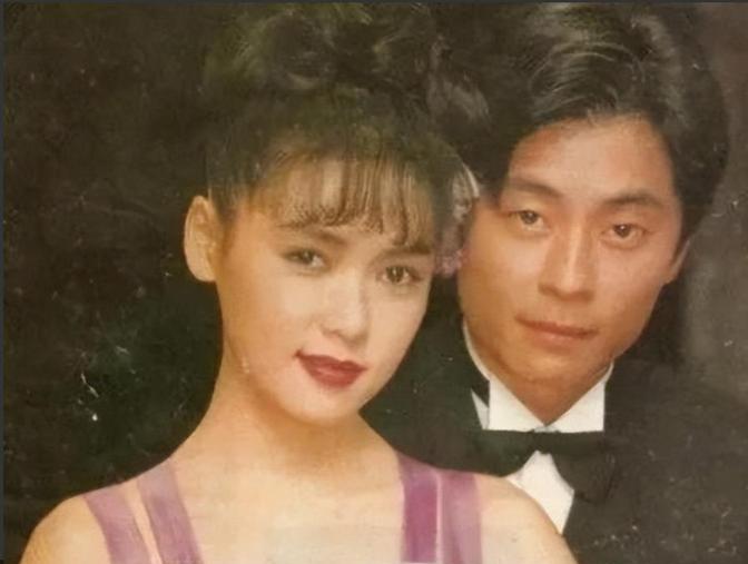1981年，王杰服兵役期间，母亲逼着王杰的妻子半夜里陪她人跳舞喝酒。王杰回来后，