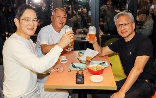 首尔江南区这家炸鸡店，最近直接炸翻全网，10月30号晚上APEC会议还没散场，三