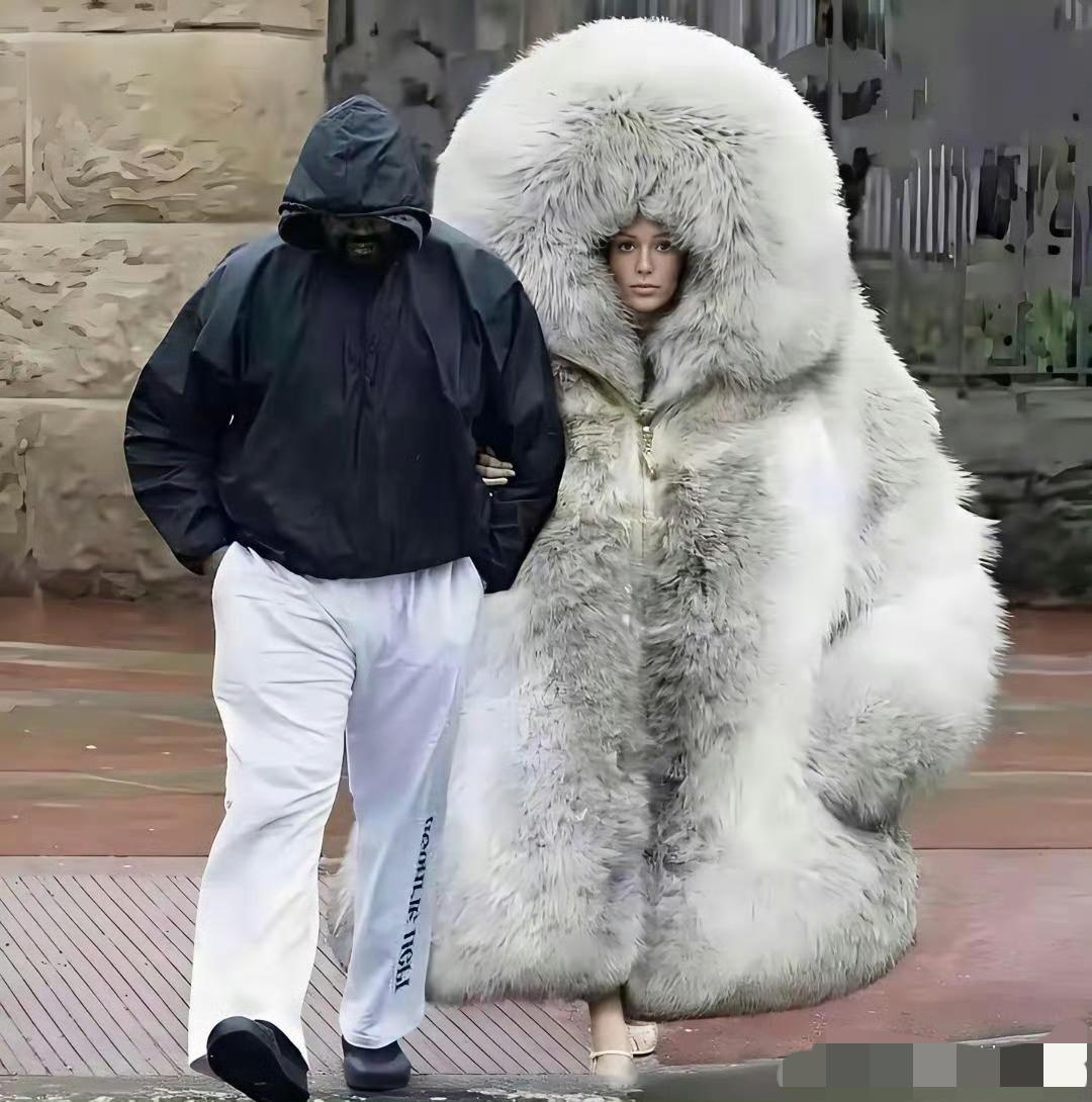 总感觉这俩人精神状态有问题，不知道是不是我的错觉！这夫妻两个，侃爷就没给他老婆穿