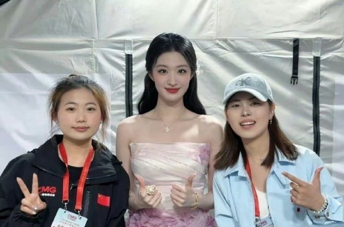 王楚然和素人合照才显出体形很大只，而脸却小小的​​​