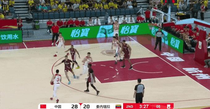 中国男篮捡到宝了！中国男篮对阵委内瑞拉男篮的第二节比赛中，王俊杰篮下接球迎着两