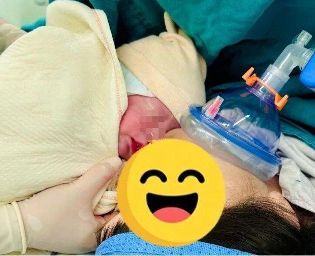 女子孕19周胎儿小脚外露险掉出广东佛山39岁孕妇小凤在第四次怀孕19周多时，因宫