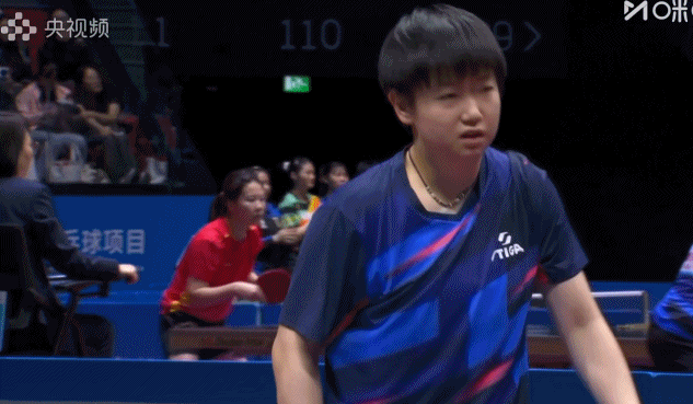 上个球没处理好，孙颖莎有些懊恼，嘴里说了句啥