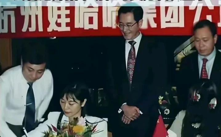 施幼珍一张结婚证，说明了只要本宫在尔等都是妾。杜建英这三当得憋屈，等来等去等不到