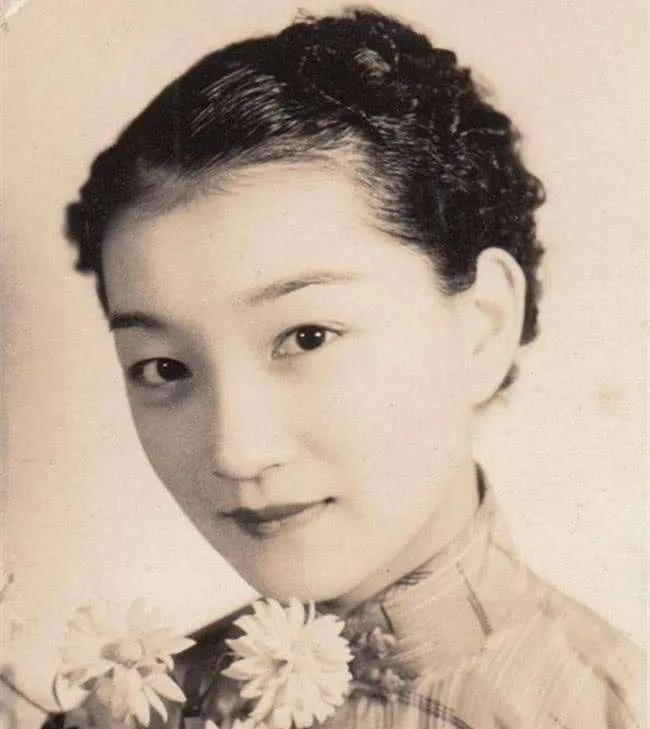 1965年，陆小曼在昏睡中，拔掉了自己的氧气管。她微微睁开双眼，对赵清阁笑着说：