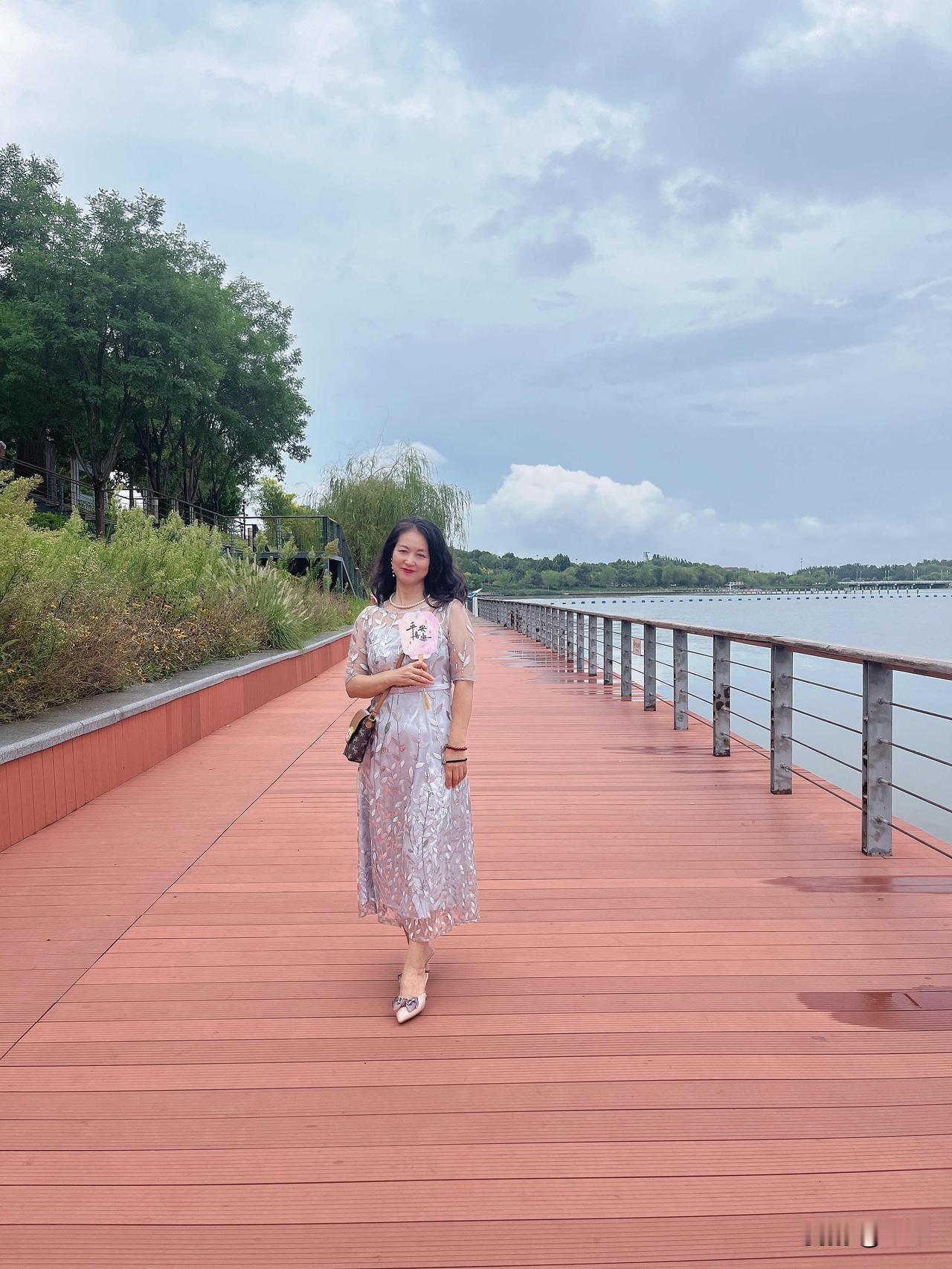 我是女人，我很欣赏会打扮爱打扮的精致女性，因为我觉得这是热爱生活爱自己的表现。