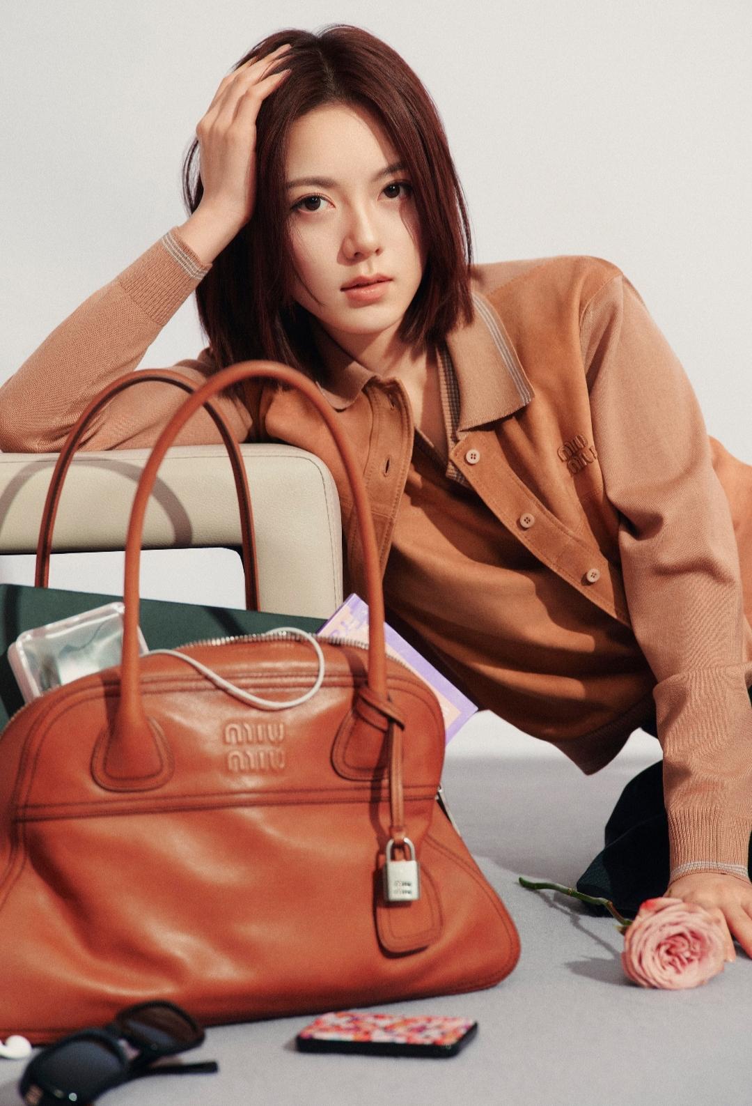 赵今麦晒图更新，这组照片中的赵今麦留着短发，身着棕色衬衫搭配黑色百褶短裙，脚蹬棕