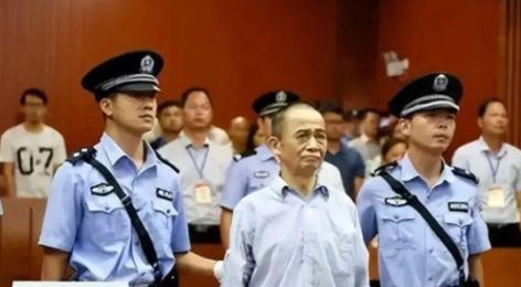 2017年，63岁退休法官回到老家养老，却被突然闯入的老头连捅13刀。得手后老头
