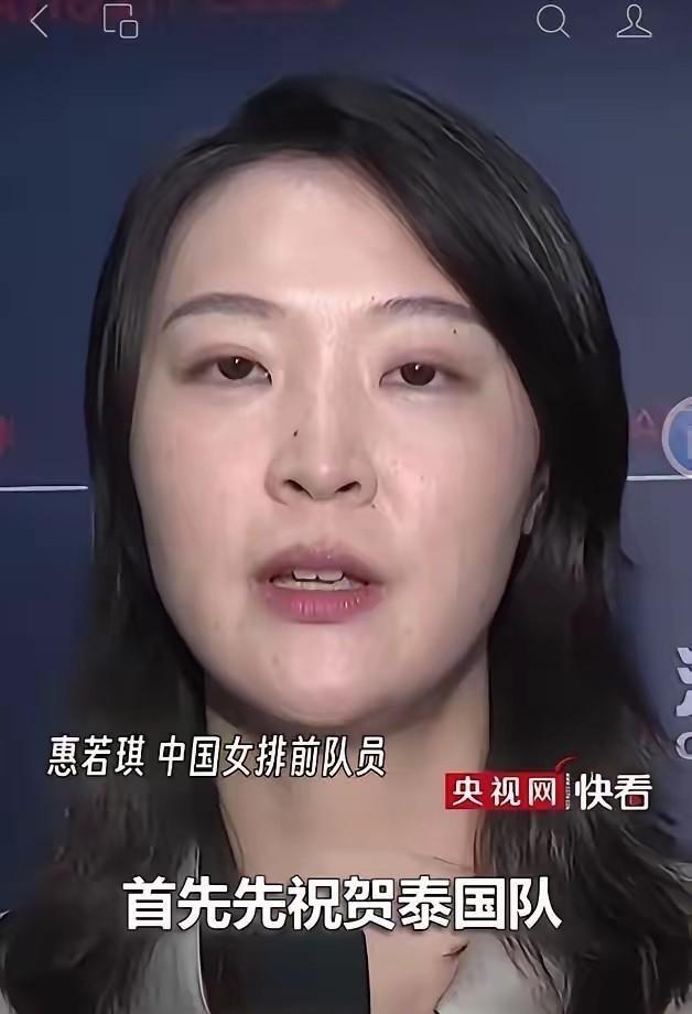 赛场胶着关键时刻，主帅赵勇专注思考战术、临场略显迟疑，助理教练杨昊高声呐喊调度，
