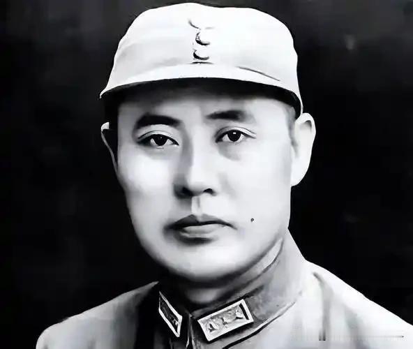 1949年1月，傅作义宣布起义时，第四兵团司令李文“啪”地把军刀摔在桌上，指着满