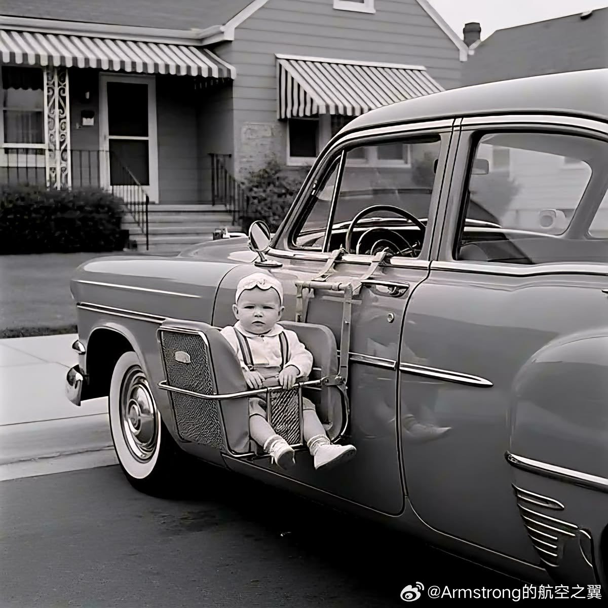 50年代美国的儿童汽车安全座椅，不是在开车时用，而是在购物时不用把孩子留在高温的