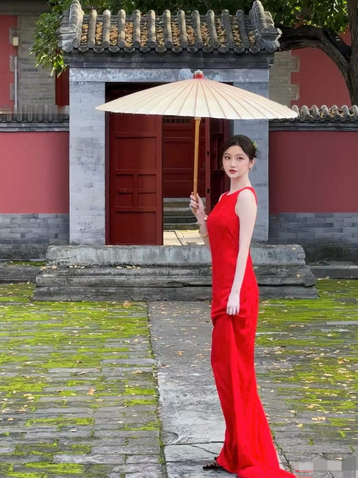 景甜在风波后，最新时尚大片来袭！有一说一，她的观众缘奇好，这次出了这么大的事，她居然没有翻车，反而很