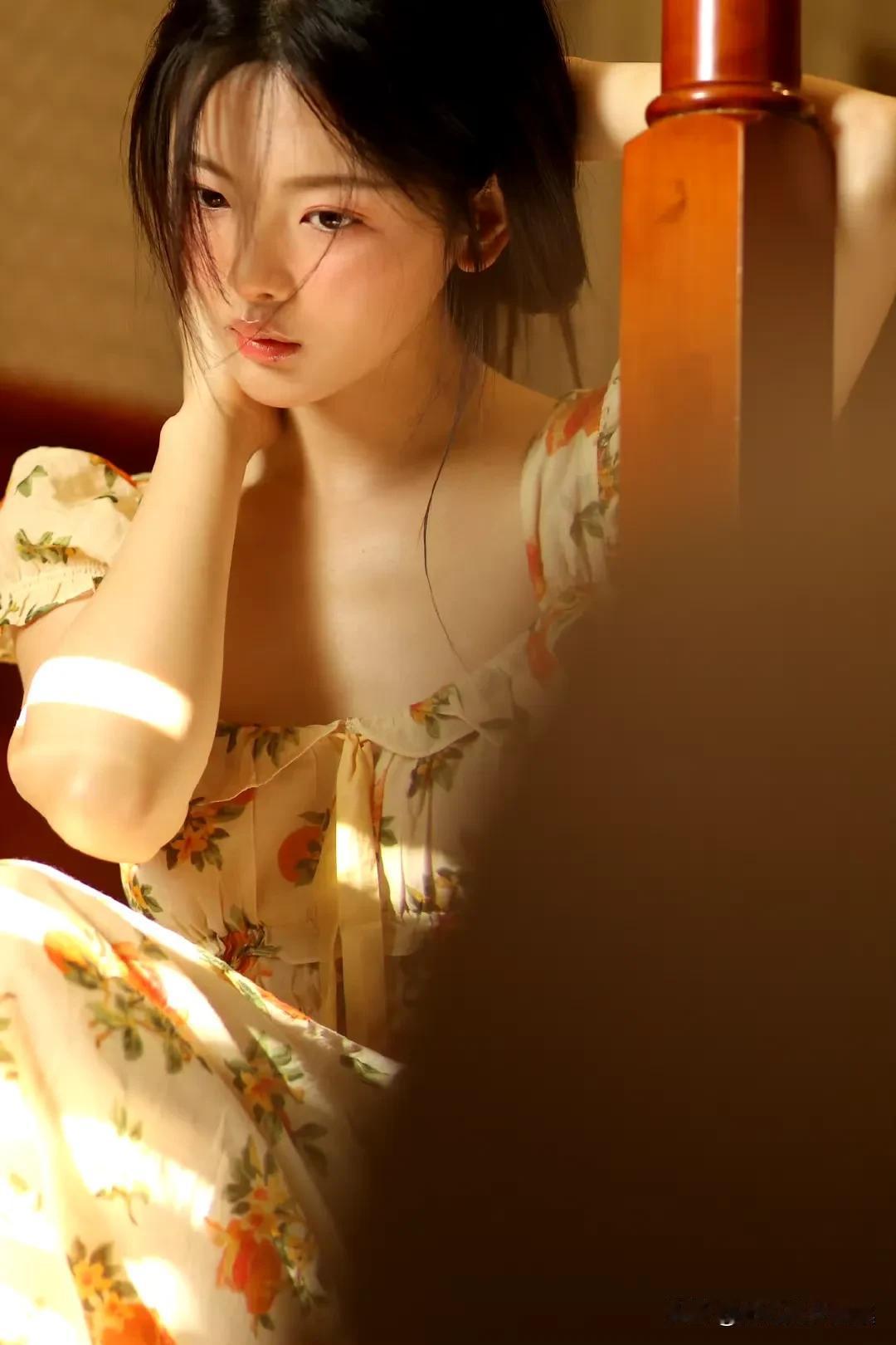 杨超越生日大片真的绝了！夏日碎花裙一上身，温柔甜美感直接拉满。想当年创造营，“