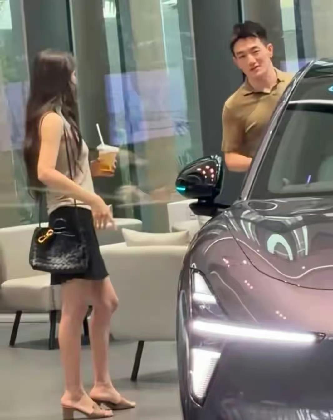 何捷这次和张馨予一起看车，车看起来一般，但他脸上的笑容却让很多人羡慕了:张馨予背