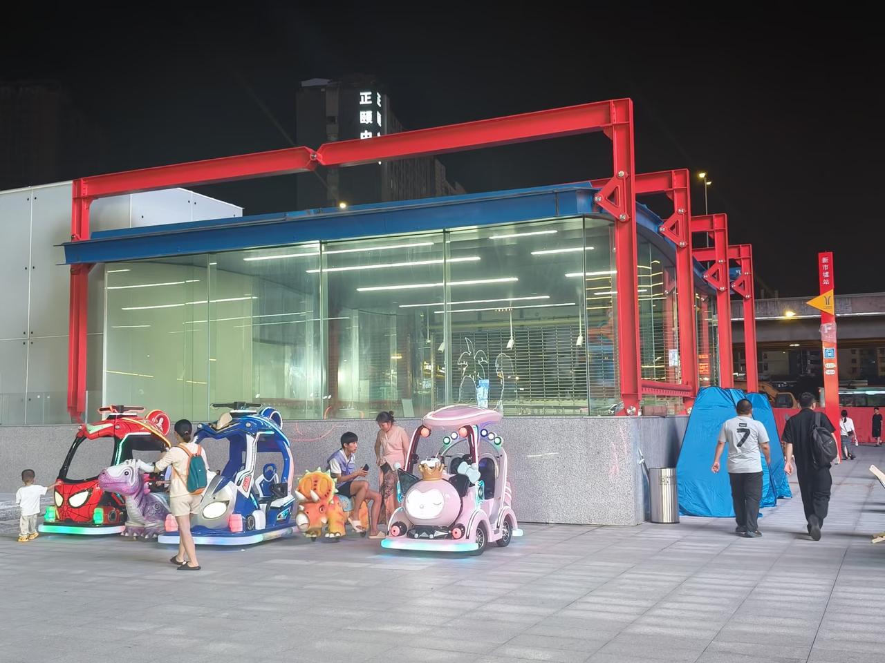 广州地铁新市墟站F口进入开通倒计时。广州街坊报料，在近两天，12号线与14号