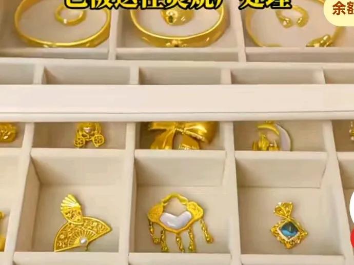 佛山一女子，10万黄金被孩子当成垃圾扔了，女子随手将装有近百克黄金的袋子放在了