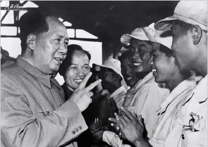 1962年秋，毛泽东在武汉东湖梅岭一号重读《清史稿·曾国藩传》，至“国藩以礼部侍郎丁忧在籍，奉旨帮办
