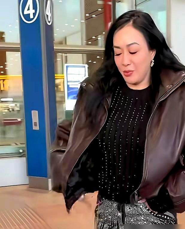 说人家老公“好这口”，还传钟丽缇160斤？最近刷到她，真有点哭笑不得。一