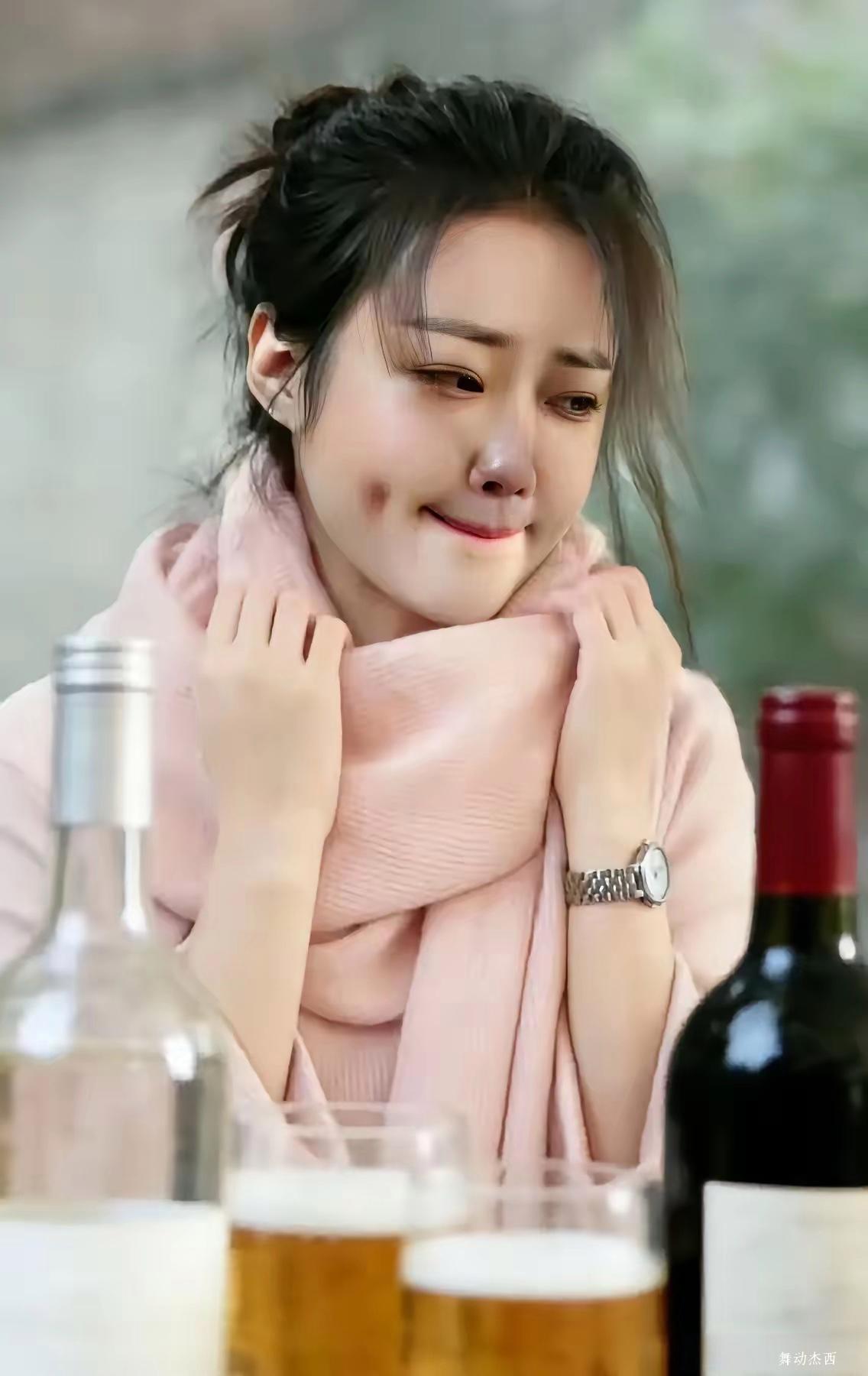 酒窝本来是美的要素。但什么事情都不能过分，过分了，好事就变成坏事了。这位美女