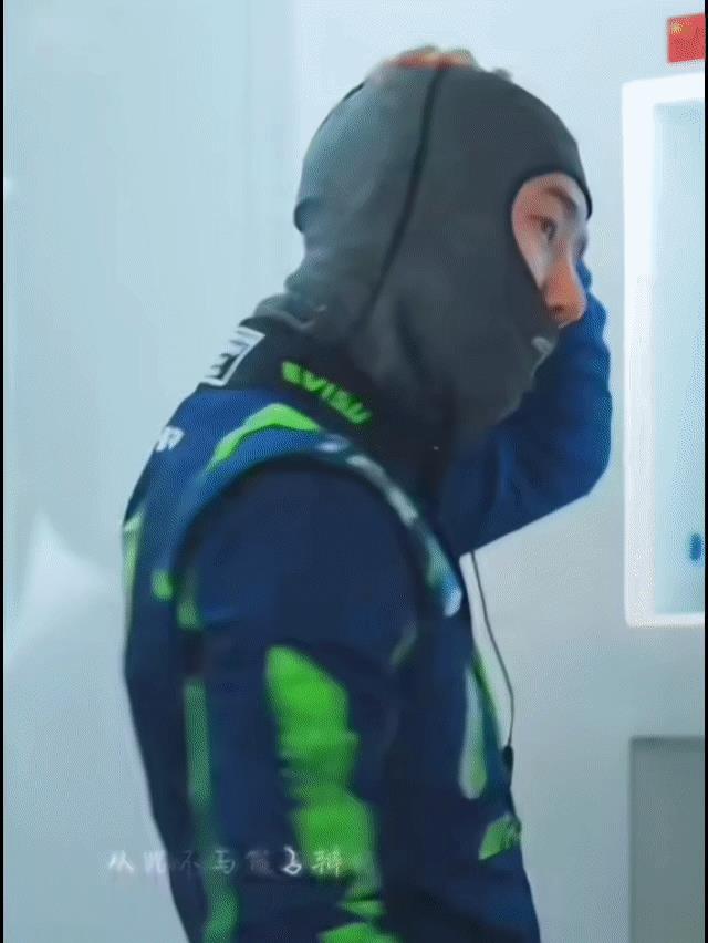前方工作人员站姐，发来王一博不同角度的摘头套。超级爱了。好诱人的大宽肩，这样的