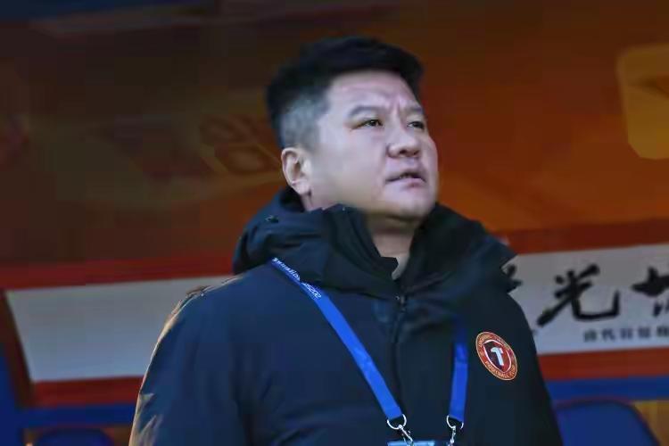 李金羽不错，在辽宁铁人客场对阵山东泰山的首战中，还真给了蓉城旧将严鼎浩和元敏诚出