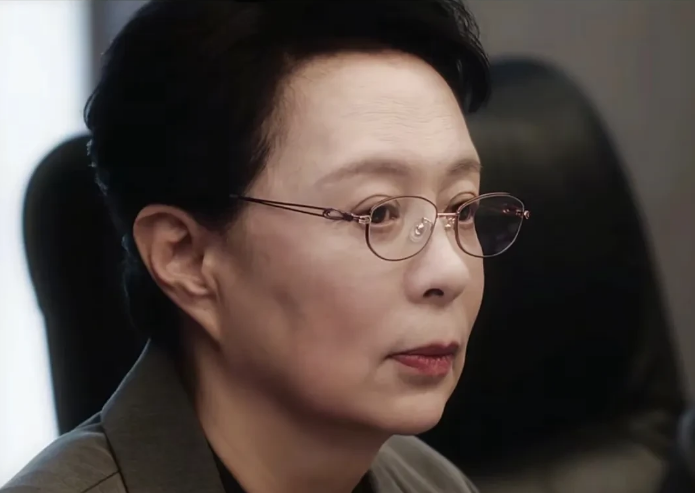 《以法之名》郑雅萍他们刚到东平，三个人已经藏不住露出了马脚1首先坐不住