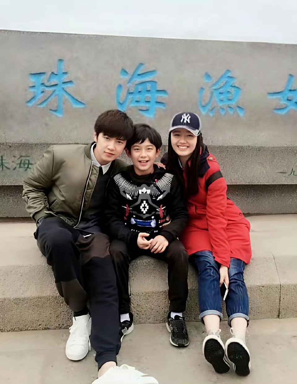 李兰迪和陈哲远原来这么早就认识了，中间那个小男生是谁知道吗？