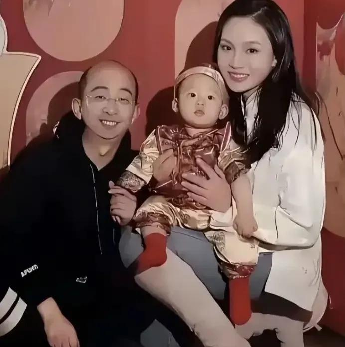 巨兴茂草根出身，通过自己的努力，成为一线导演，而且还是亿万富翁。娶了一个小十五