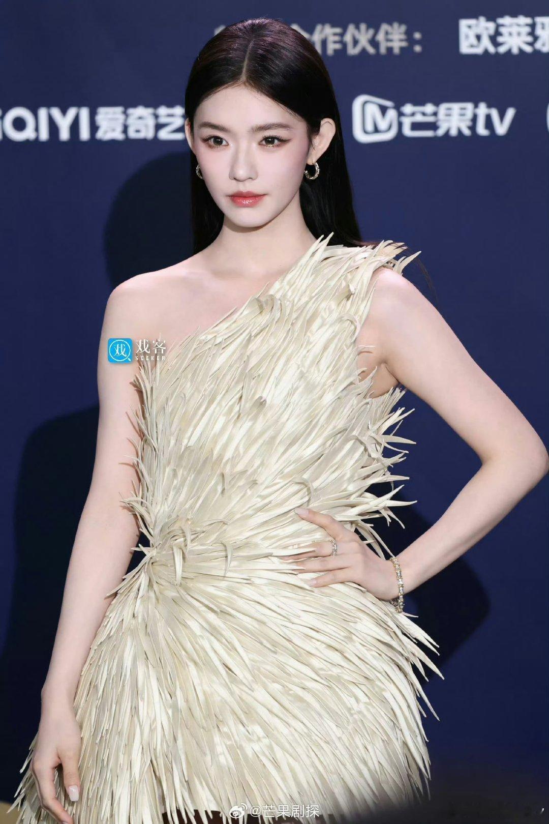 林允穿的裙子是用麦秆做的林允穿着用干麦秆做的裙子林允穿的裙子是用麦秆做的啊，真