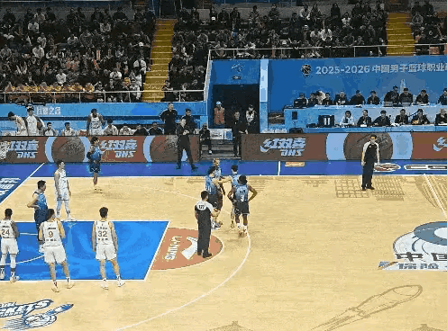 CBACBA外援近日争议不断——【图一】3月30日北京外援斯佩尔曼被换下场时对