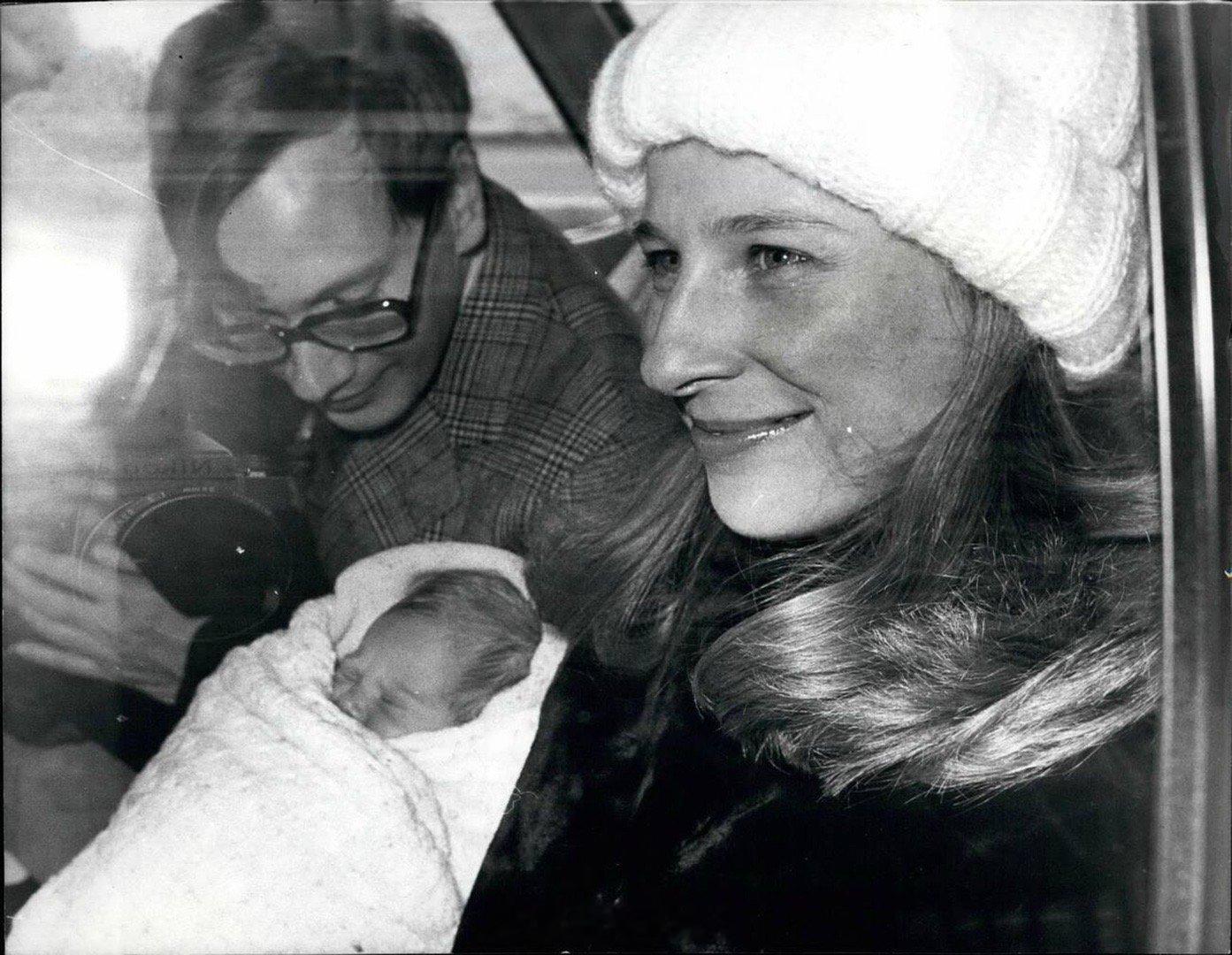 英国王室1977年11月，格洛斯特公爵夫妇抱着刚出生的女儿LadyDavi