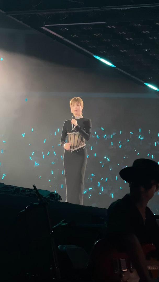 李宇春露腰了李宇春黑丝透视裙广州演唱会上李宇春这身黑丝透视裙真的鲨疯了！露腰设