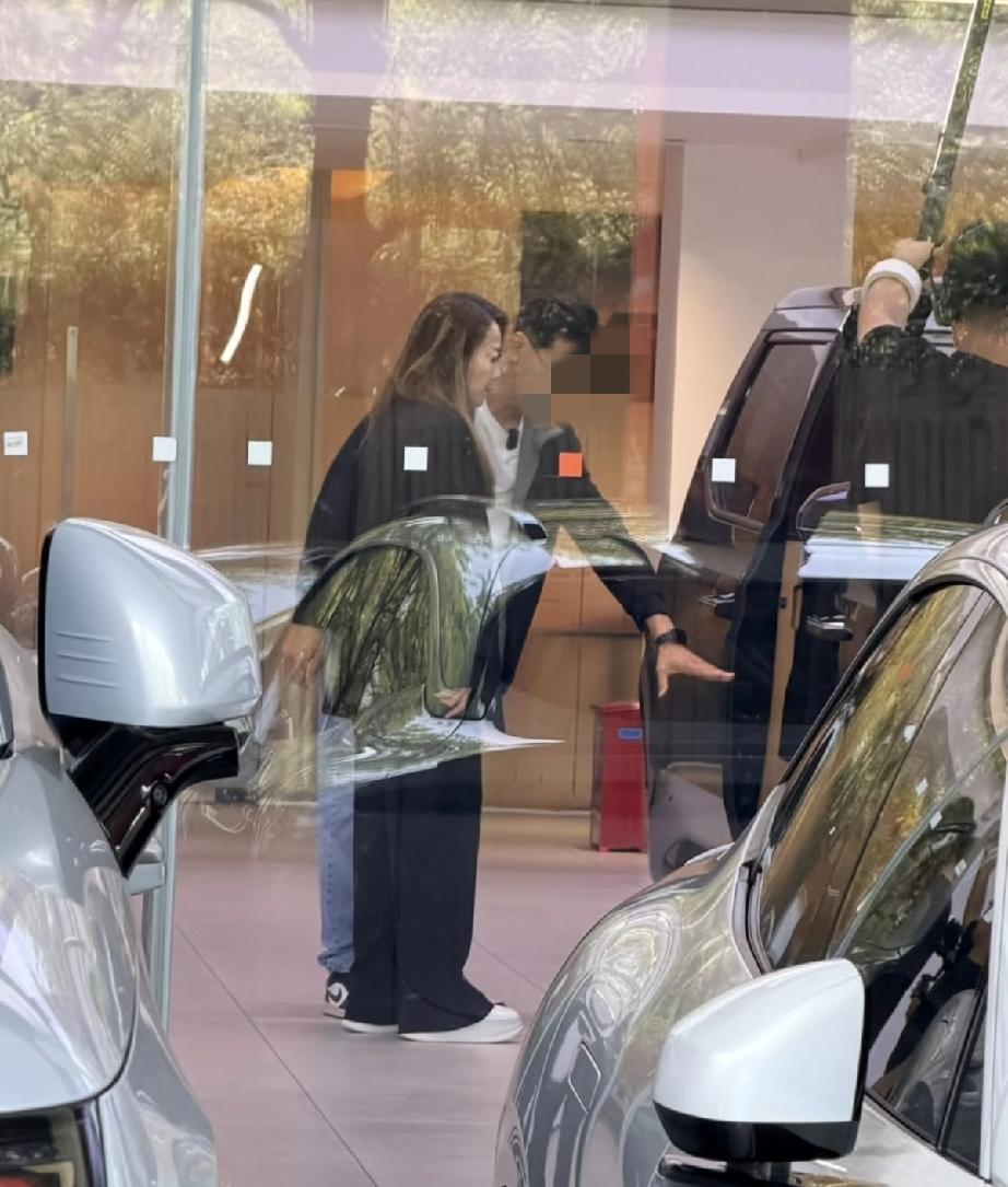 霍汶希下场亲自接国产汽车广告很拼命，中午吃饭后不休息接着拍摄，有专业的打光团队和