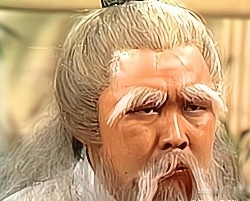 老演员坐轮椅了，周伯通演了一辈子，最后没人认他，养老院里只剩药盒和旧报纸。他叫