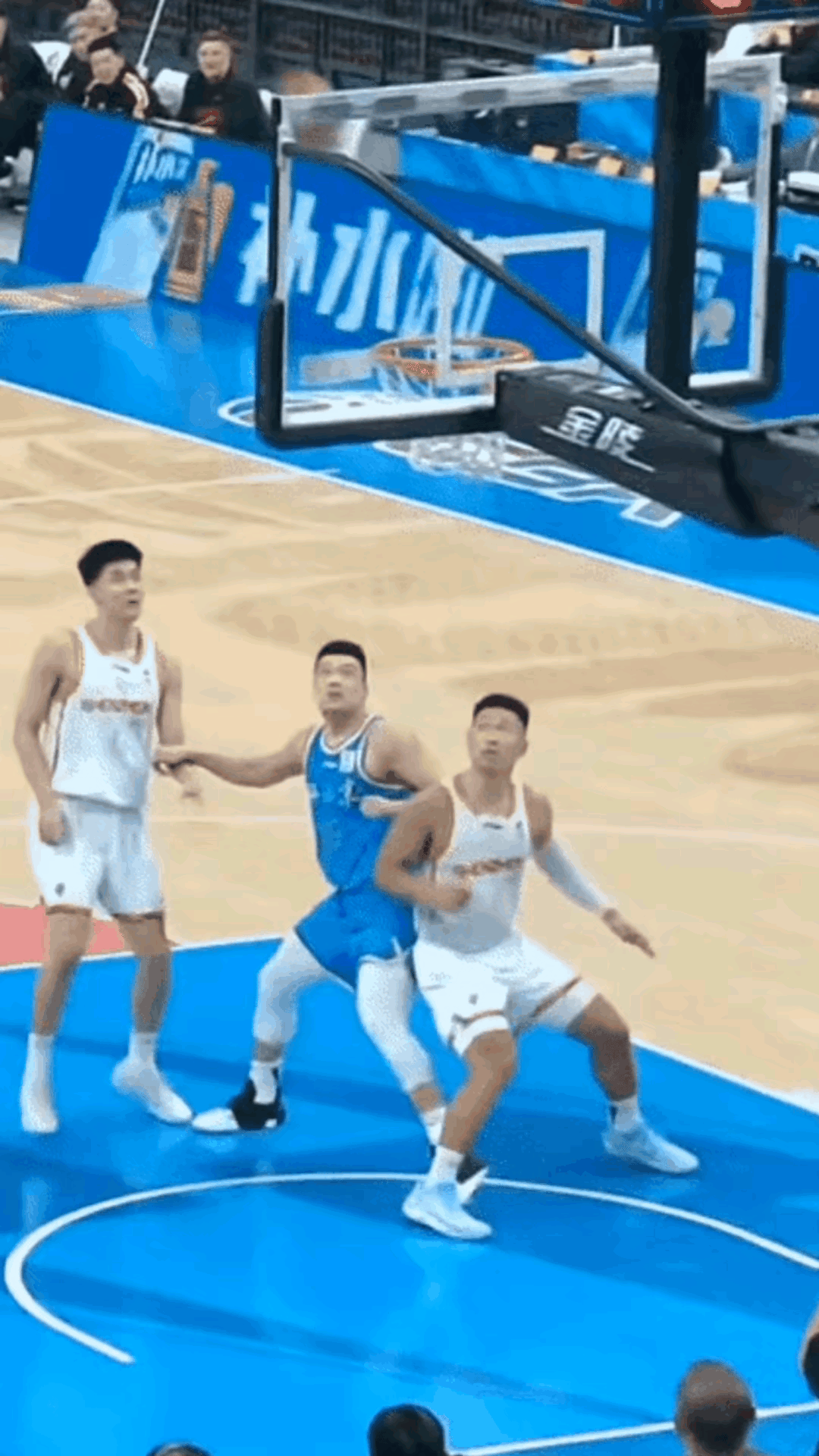 北京再现主场哨看来杨鸣不是瞎闹在昨晚CBA北京主场对阵深圳的比赛