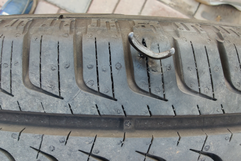 第一次补胎早上上班的路上感觉压到了石头一样，以为是溅起来石头磕了一下底盘，结果