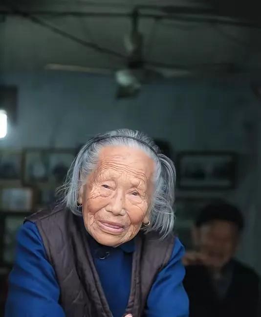 刚办完丧事，亲孙子就把九十多的奶奶往门外一推，对着俩伯伯撂下一句“我爸给你们累死