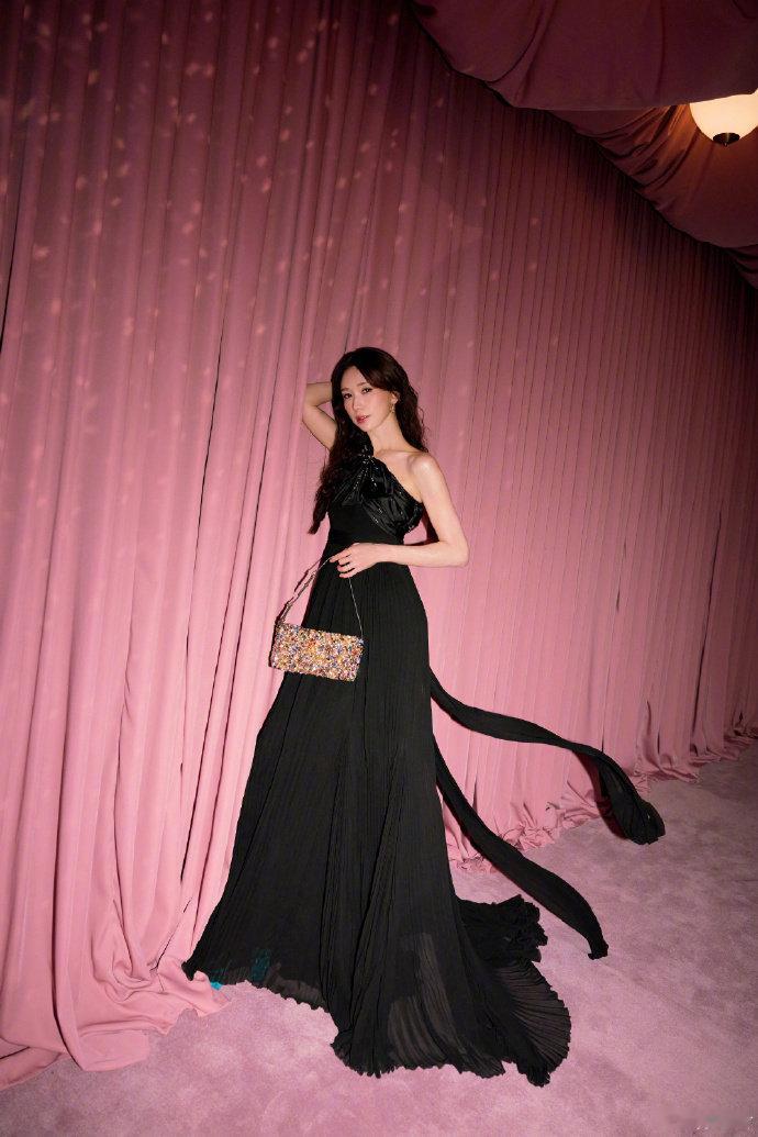 林志玲会回头看我林志玲的教养没有保质期林志玲的回头，不是刻意，是习惯——习惯照