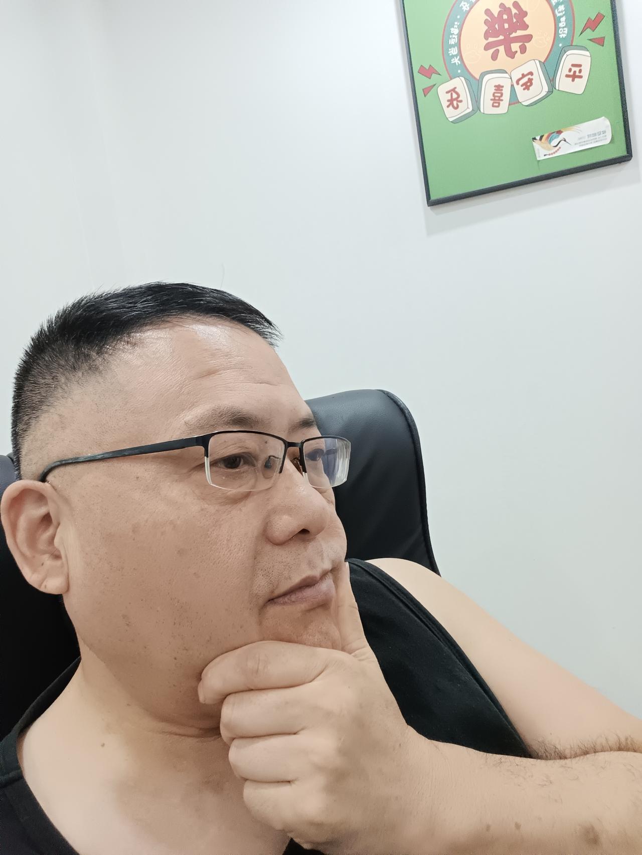 昨天在家里待了一天，没出屋，傍晚6点去溜达一圈，来到了好妈妈生鲜。看见有活蹦