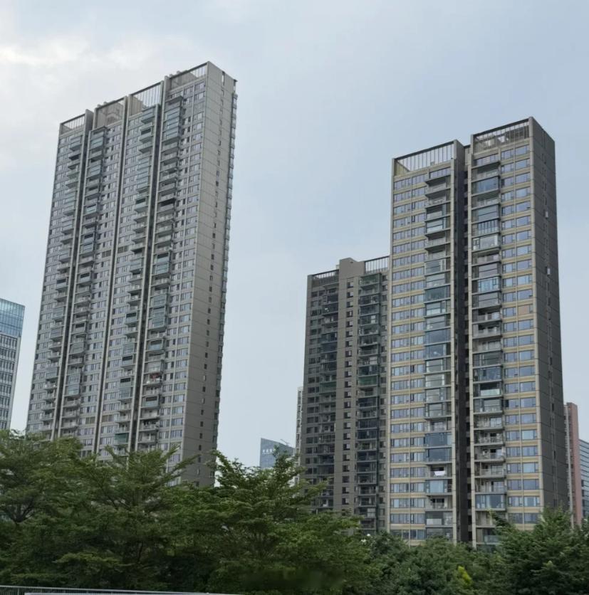 香蜜湖深业中城175平户型2号楼10多楼，昨天晚上成交价格3250万，单价18.